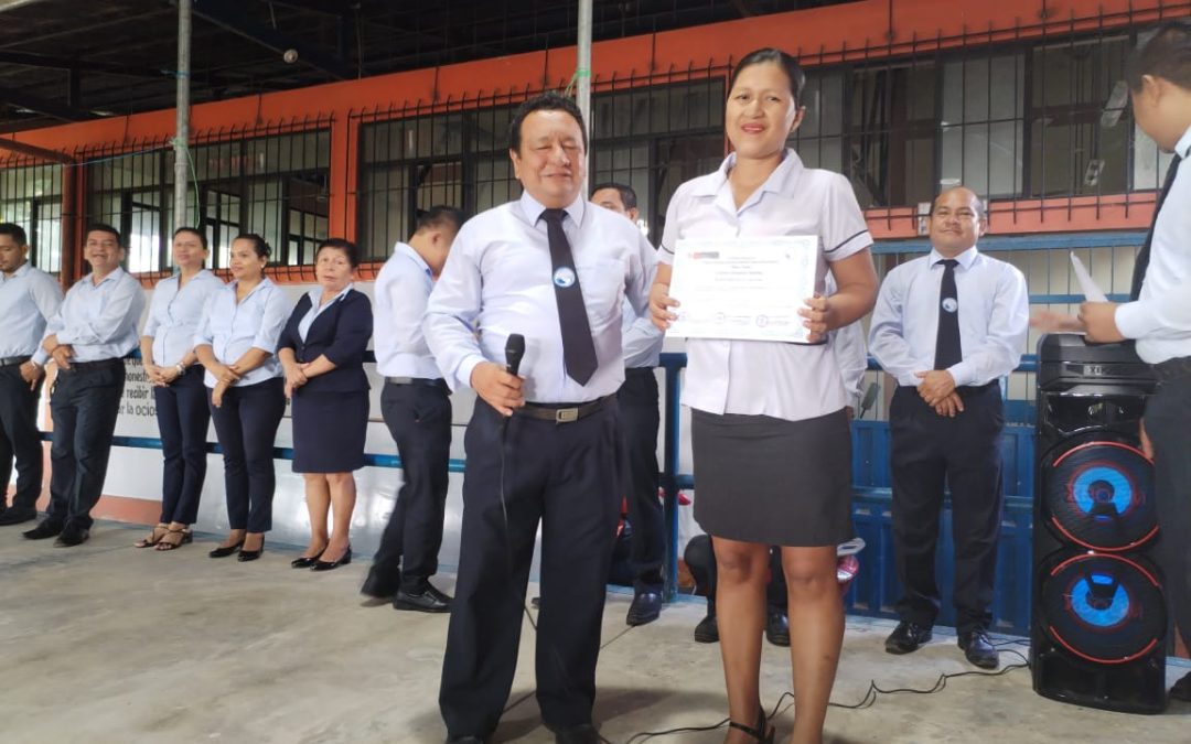 Reconocimiento en honor al esfuerzo y dedicación a estudiantes sobresalientes